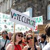 Des manifestants brandissent une pancarte "Vote for climate" à Copenhague (Danemark), le 24 mai 2019, avant les élections européennes. (MAXPPP)