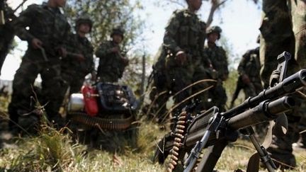 Des militaires se préparent à affronter des membres des Farc dans les montagnes colombiennes de Caloto, en juillet 2012. (LUIS ROBAYO / AFP)