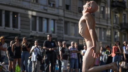 L'une des performances du premier "Festival de performances de nudité urbaine" de Bienne, en Suisse.
 (FABRICE COFFRINI / AFP)