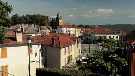 Pour toutes les villes-étapes, le Tour de France est un événement très attendu. À&nbsp;Castelnau-Magnoac (Hautes-Pyrénées), les habitants vont vivre leur tout premier Tour.&nbsp; (CAPTURE D'ÉCRAN FRANCE 3)