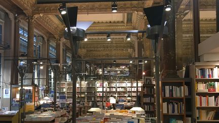 Dans la librairie Tropismes à Bruxelles, novembre 2020. (LCA / FRANCEINFO CULTURE)