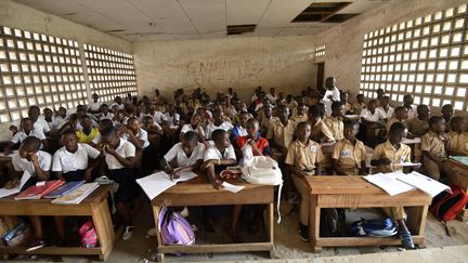 Une salle de classe du lycée Simone Gbagbo d'Abidjan. C'est ici que Laurent Barthélémy était scolarisé. (SIA KAMBOU / AFP)