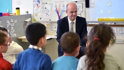 Le ministre de l'Education nationale, Jean-Michel Blanquer, en visite dans une école le 24 novembre 2017. (REMY GABALDA / AFP)