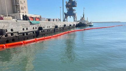 Des barrages flottants déployés par les autorités tunisiennes après le naufrage d'un pétrolier, près des côtes sud-est de la Tunisie, le 17 avril 2022. (TUNISIA MINISTRY OF TRANSPORT / ANADOLU AGENCY / AFP)