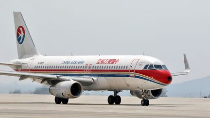 Un Airbus A320 de la compagnie&nbsp;China Eastern, à Yantai (Chine), le 19 mai 2017. (TANG KE / IMAGINECHINA / AFP)