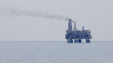 Une plate-forme pétrolière en mer d'Okhotsk (Russie), située entre l'Extrême-Orient russe et l'extrémité septentrionale de l'île de Sakhaline le 30 janvier 2014 (AFP - Samuel Blanc - Biosphoto)