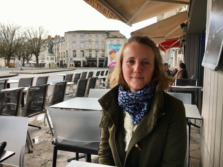 Coralie, militante de Greenpeace, à La Rochelle (Charente-Maritime), le 9 février 2018. (CAROLE BELINGARD / FRANCEINFO)