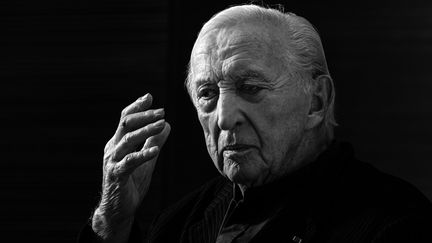 Le peintre Pierre Soulages pose au musée du Louvre à Paris le 10 décembre 2019 (JOEL SAGET / AFP)