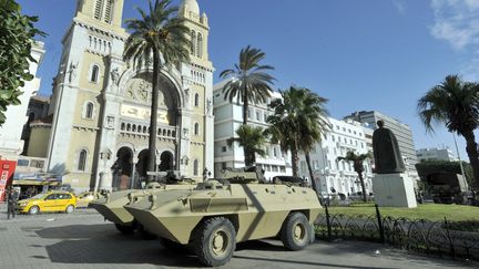 Un tank sur l'avenue Bourguiba, &agrave; Tunis, la capitale tunisienne, le 31 janvier 2013. (FETHI BELAID / AFP)