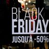 Une affiche annonçant les promotions du Black Friday dans un magasin à Poitiers (Vienne), le 23 novembre 2023. (MATHIEU HERDUIN / MAXPPP)