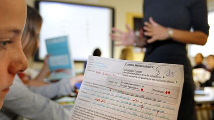 Dans une classe de sixi&egrave;me du coll&egrave;ge de G&eacute;mozac (Charente-Maritime), le 1er d&eacute;cembre 2011. Dans cet &eacute;tablissement,&nbsp;des pastilles rouges et vertes remplacent les notes chiffr&eacute;es. (PATRICK BERNARD / AFP)