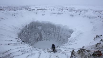 Péninsule de Yamal (Arctique): cratère géant dans les sols gelés du Permafrost causé, selon certains scientifiques, par une éruption de méthane.  (REUTERS/Vladimir Pushkarev/Russian Centre of Arctic Exploration )