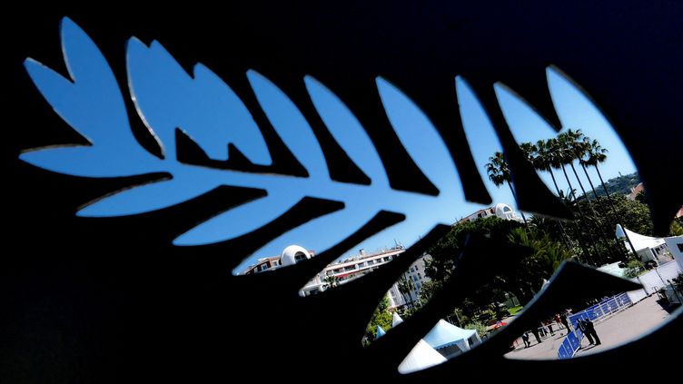 Vue de la croisette à travers une palme, similaire à la forme de la convoitée Palme d'Or. (ALBERTO PIZZOLI / AFP)