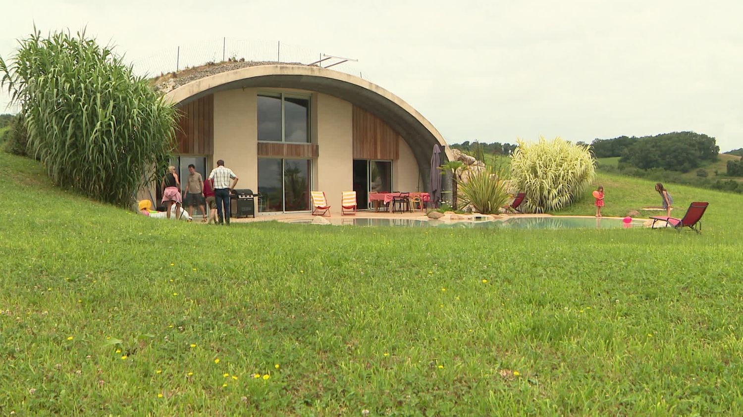 En Hautes Pyrenees Des Maisons De Hobbit Economiques Et Ecologiques