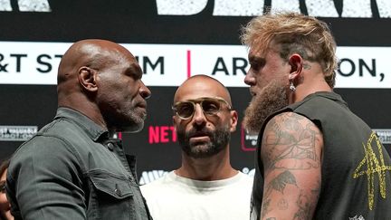 Mike Tyson et Jake Paul se font face à deux jours du combat, le 13 novembre 2024. (TIMOTHY A. CLARY / AFP)