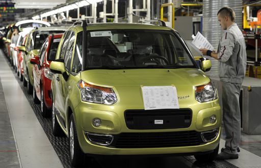 Employé de Citroën sur une chaîne de C3 à Trnava (Slovaquie) le 15 octobre 2010 (REUTERS - Radovan Stoklasa)