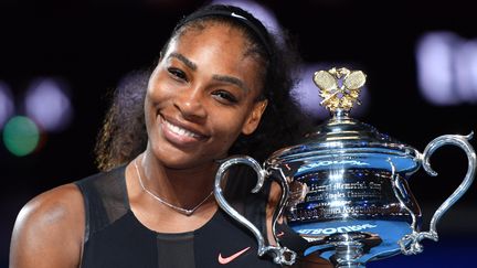 Serena Williams, avec son trophée, après sa victoire en Open d'Australie, le 28 janvier 2017. (MASAHIRO SUGIMOTO / YOMIURI / AFP)