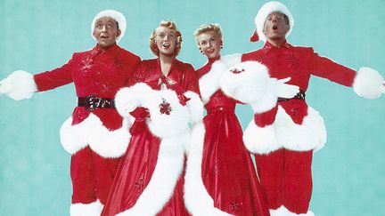 De gauche à droite : Bing Crosby,&nbsp;Rosemary Clooney, Vera Ellen et&nbsp;Danny Kaye, habillés aux couleur de Noël alors qu'ils chantent durant la production Paramount de "White Christmas". (GEORGE RINHART / CORBIS HISTORICAL VIA GETTY IMAGES)