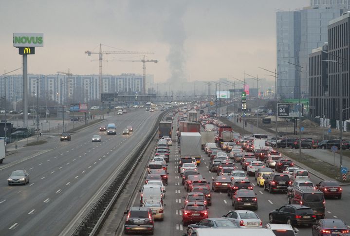 Des habitants de Kiev cherchent à fuir la capitale ukrainienne, le 24 février 2022, quelques heures après le début de l'invasion russe. (SERGEY DOLZHENKO / MAXPPP)