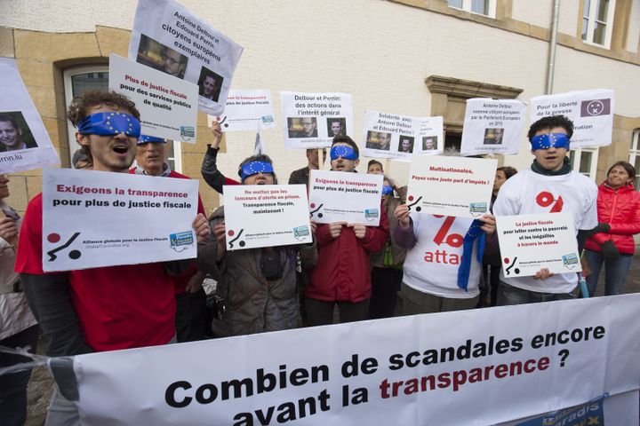 Un groupe de soutien au lanceur d'alerte Antoine Deltour, devant le palais de justice de Luxembourg, mardi 26 avril 2016. (MAXPPP)