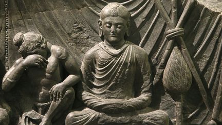 Bas-relief de la région du Gandhara,&nbsp;ancien nom d'une région du nord-ouest du Pakistan, Victoria and Albert Museum, juin 2017 (JULIAN KUMAR / AFP)