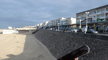 Christelle Blondel parcourt chaque jour 24 km, entre Berck-sur-Mer (ici en photo), et Merlimont-plage (Pas-de-Calais). (DENIS CHARLET / AFP)