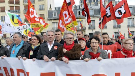 Les dirigeants (au centre) de la CGT, Thierry Lepaon , et de FO, Jean-Claude Mailly, le 18 mars 2014, lors d'une manifestation contre le pacte de responsabilit&eacute;. (MIGUEL MEDINA / AFP)