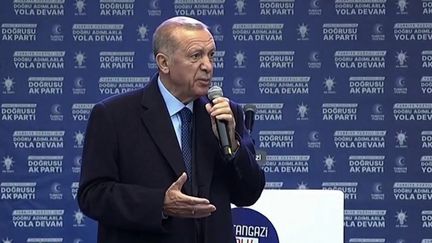 Le premier tour des élections présidentielles en Turquie aura lieu le dimanche 14 mai. Recep Tayyip Erdogan affronte pour la première fois depuis 20 ans une opposition unie. Une élection qui ressemble plus à un référendum pour ou contre l'actuel président. (franceinfo)