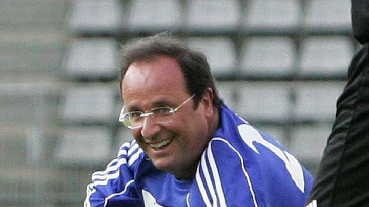 Fran&ccedil;ois Hollande lors d'un match caritatif opposant des hommes politiques au Vari&eacute;t&eacute; Club de France, le 20 mai 2008 au stade Charl&eacute;ty, &agrave; Paris. (MEIGNEUX / SIPA)