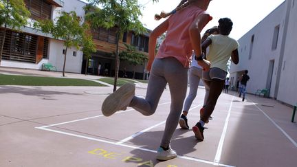 Photo d'illustration. Des enfants participent a une séance d'activité physique et sportive dans une&nbsp;cours de récréation dans une école élémentaire de Montpellier,&nbsp;le 10 septembre 2018.&nbsp; (MAXPPP)