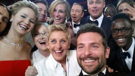 En 2014, la présentatrice Ellen DeGeneres fait passer un coup marketing de Samsung pour un simple selfie. Pris pendant la cérémonie des Oscars, il fera le tour de la planète. (ELLEN DEGENERES)