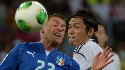 L'Italien Emanuele Giaccherini au duel avec le Japonais Yasuhito Endo