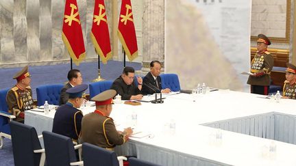 Le leader nord-coréen Kim Jong-un entouré de militaires de l'armée nord-coréenne, le 22 juin 2022. (KCNA VIA KNS / AFP)