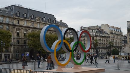 Les anneaux olympiques installés à l'extérieur de l'Hôtel de ville à Paris, le 18 octobre 2017. (CITIZENSIDE / AFP)