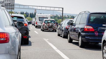 Respectez les distances de sécurité : au moins deux secondes entre chaque véhicule (&copy; Fotolia)