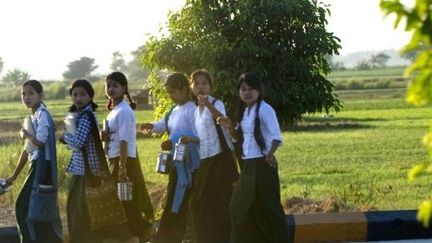 Jeunes filles birmanes à Naypyidaw (officiellement la capitale de la Birmanie) le 30 novembre 2011 (AFP - POOL - Saul LOEB )