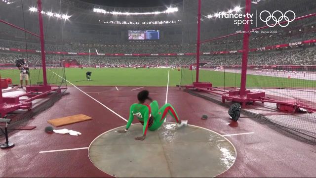 Liliana Ca fait les frais des conditions météorologiques capricieuses en cette fin de journée tokyoïte. La lanceuse de disque portugaise glisse lors d'un essai, alors même qu'elle est 4e du concours au moment de l'interruption.