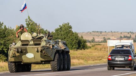 Un transport de troupe blind&eacute; russe, le 15 ao&ucirc;t 2014 &agrave; 30 kilom&egrave;tres de la fronti&egrave;re ukrainienne, pr&egrave;s de&nbsp;Kamensk-Shakhtinsky (Russie). (DMITRY SEREBRYAKOV / AFP)