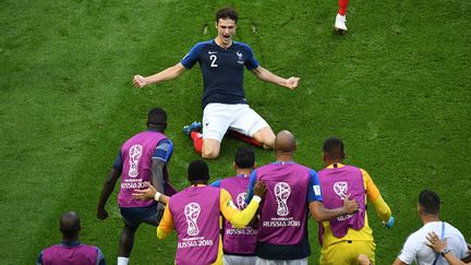 Un chef d'oeuvre. D'une frappe de l'extérieur du pied, Benjamin Pavard trouve la lucarne des cages argentines, signant l'un des plus beaux buts de la Coupe du monde, le 30 juin 2018 à Kazan, en Russie. (VLADIMIR ASTAPKOVICH / SPUTNIK / AFP)