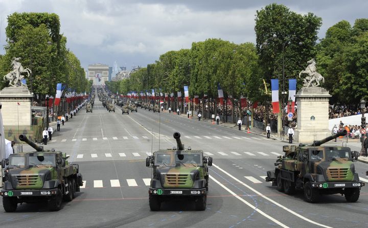 Les Caesar (Camion équipé d'un système d'artillerie) sont des canons de 155 mm, montés sur camion. En voici lors du défile du 14-Juillet, en 2012.&nbsp; (BERTRAND GUAY / AFP)