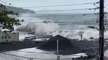 Tempête extrême, l'ouragan Béryl balaie les Antilles, mardi 2 juillet. Les vents pourraient atteindre les 270 km/h. (France 2)