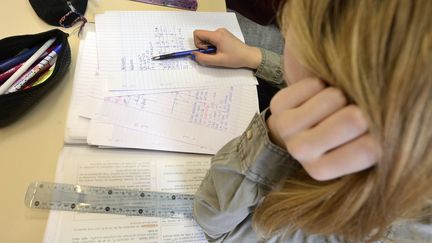 Une lycéenne en cours de mathématiques à Rennes. Photo d'illustration. (PHILIPPE RENAULT / MAXPPP)