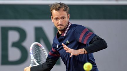 Daniil Medvedev lors de son premier tour à Roland-Garros face à Dominik Koepfer, le 27 mai 2024. (BERTRAND GUAY / AFP)