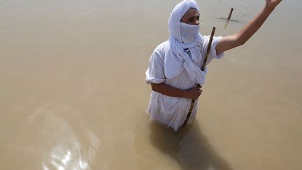 Se réclamant de Jean le Baptiste, ils ne sont ni ascètes, ni célibataires. Ils prônent le mariage, la procréation et la vie de famille comme socles de leur croyance. Ils vivaient principalement en Irak. Mais les deux guerres du Golfe ont réduit considérablement leur présence sur le sol irakien. Aujourd’hui, ils sont dispersés et difficilement acceptés. Leur confrérie est menacée de disparaitre. VOIR LE DIAPORAMA

 (REUTERS/Thaier Al-Sudani)