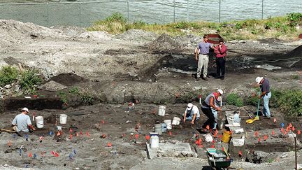 Des archéologues sur un site amérindien à l'embouchure de la Miami River, en Floride, en 1999
 (Robert Sullivan / AFP)