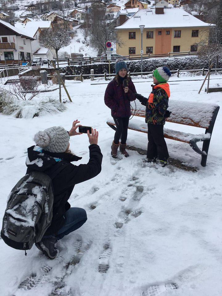 Herminie et Nils jouent les guides touristiques à La Bresse. (INGRID POHU / RADIO FRANCE)