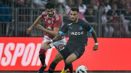 Jonathan Clauss et Pierre Lee-Melou au contact lors de Brest-Marseille en Ligue 1, le 14 août 2022. (FRED TANNEAU / AFP)