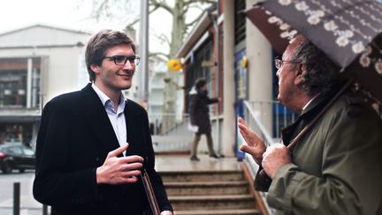 Robin Reda, le nouveau maire UMP de Juvisy-sur-Orge (Essonne), dans une rue de la ville, mardi 25 mars 2014.&nbsp; (VIOLAINE JAUSSENT / FRANCETV INFO)