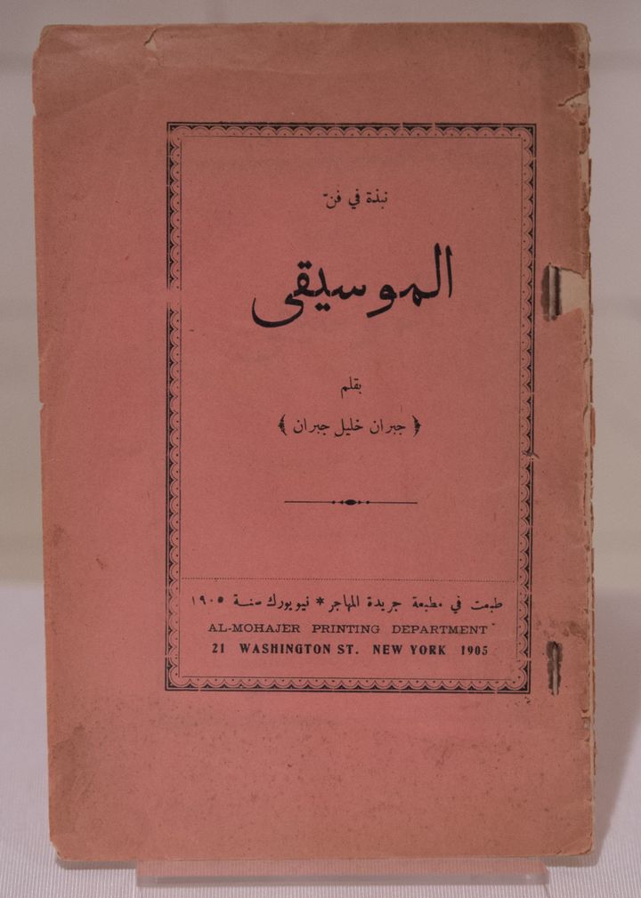 Un exemplaire du premier livre de Khalil Gibran, "Al Musiqa", daté de l'année 1905, présenté à l'exposition.
 (Bryan R. Smith / AFP)