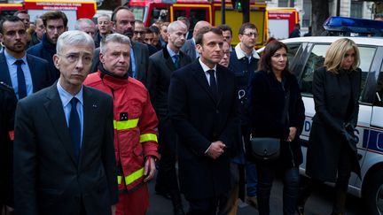 Il devait présenter les mesures qu'il comptait prendre à l'issue du grand débat. Emmanuel Macron reporte la diffusion télévisée de son intervention, prévue à 20h heures, en raison du "terrible incendie qui ravage Notre-Dame de Paris". Le président de la République se rend sur le parvis de la cathédrale, accompagné de son épouse, de la maire de Paris, Anne Hidalgo, du Premier ministre Edouard Phillippe et du procureur de la République, Rémy Heitz.&nbsp; (HANS LUCAS)